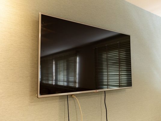 壁掛けのテレビ