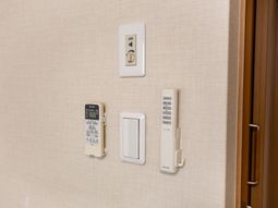 空調操作パネル付近
