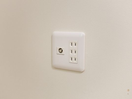 壁の電源コンセント