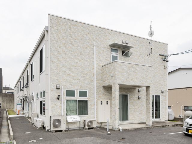 駐車場がある建物 外観 駐車場付きの便利な建物です。車での通勤や訪問にも便利です。