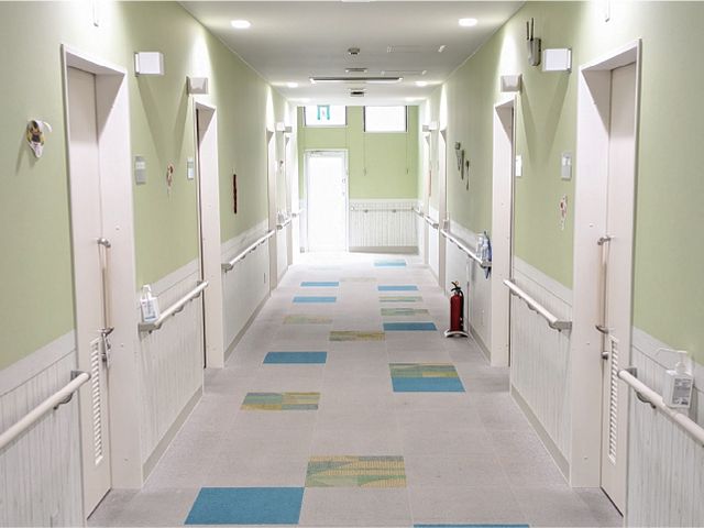 広々とした廊下 廊下 手すり付きの明るい廊下は、ゆったりとして歩きやすい作りです。壁には飾り絵もあり、温かみのある空間を演出しています。