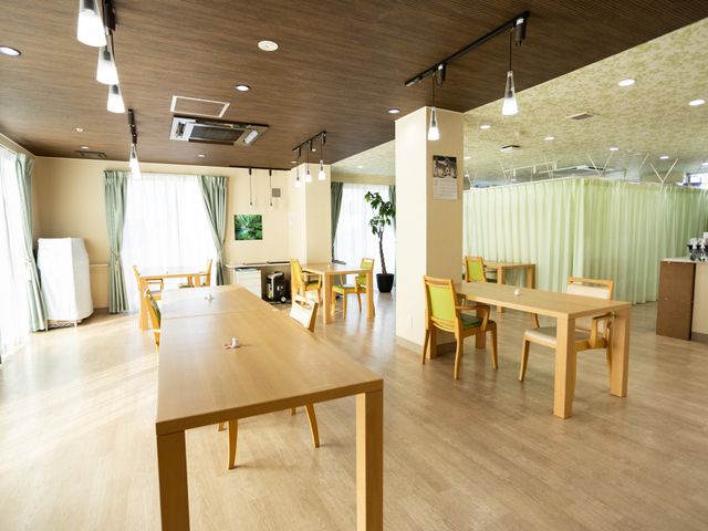 自然光の入る食堂 食堂 明るく広々とした空間で、自然光が差し込む穏やかな雰囲気です。リラックスできる環境が整っています。