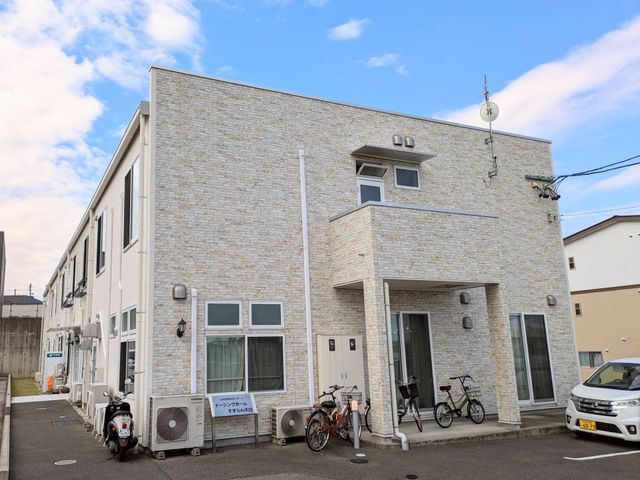 駐輪場のある建物外観 外観 清潔感のある外観の建物です。駐輪場が備わっているため、通勤に便利です。