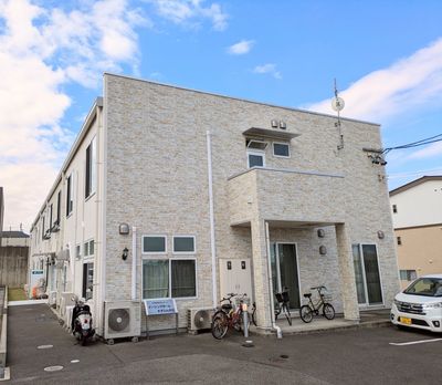 駐輪場のある建物外観