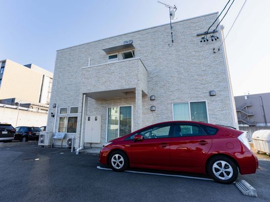車が停まった建物外観