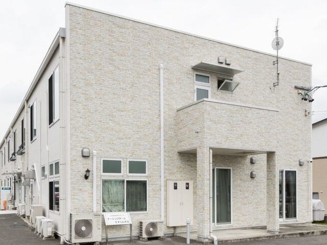 外観の建物正面 外観   明るい外壁が印象的な、すっきりした2階建ての建物です。出入口まわりも整っており、働く場としての様子が伝わります。