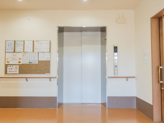 職員用掲示板のあるエレベーター
