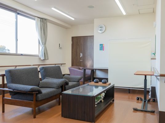 広々とした居心地の良いラウンジ