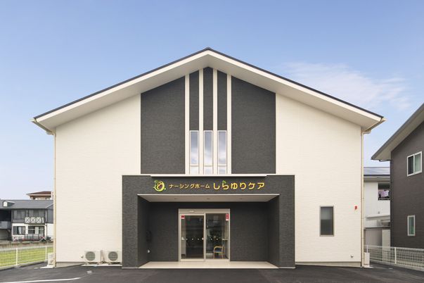 笑顔の三人中庭