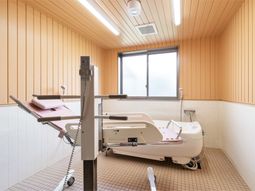 明るい浴室の設備