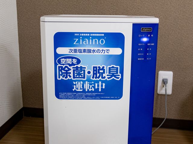 空気清浄機が設置された部屋 内観 設置された空間除菌・脱臭機が快適な環境づくりをサポートします。