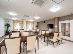 明るい食堂の様子