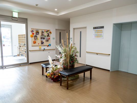 出入口のある廊下