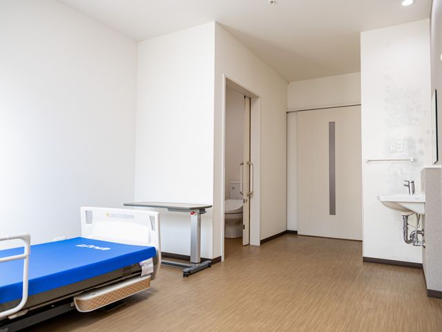 広い空間の居室 居室 広々とした居室は、ベッドや家具を配置してもゆとりのある生活空間を提供します。