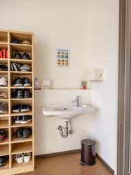 壁に取り付けられた洗面台