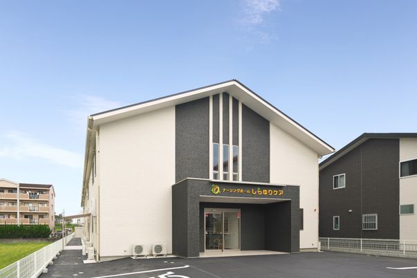 新築そうな施設の外観