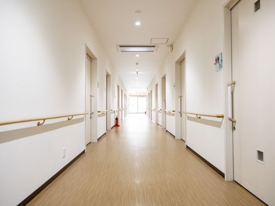 両側に手すりがある廊下