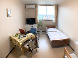 明るい居室の日常風景