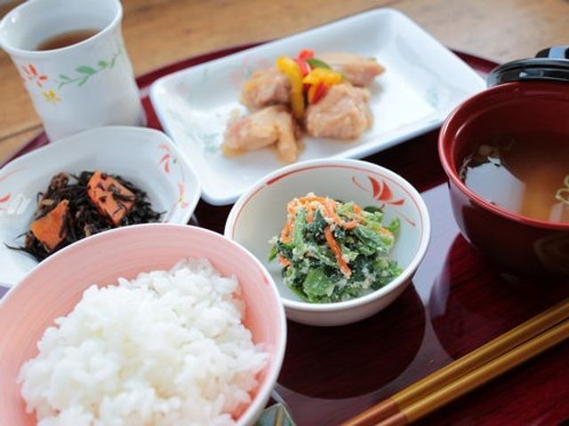 和食が並ぶ食事の一例 食事 栄養バランスを考えた和食の一食です。お米にお味噌汁、季節の野菜を使った副菜が色とりどりで、健康を支えます。