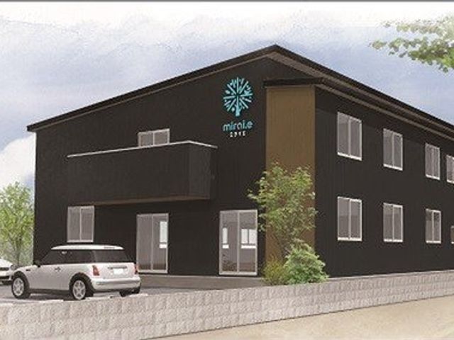 黒い建物のモダンな外観 洗練されたデザインの施設外観です。職員や利用者の方が快適に過ごせるような環境が整っています。