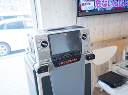 カラオケ機器とテレビのある空間