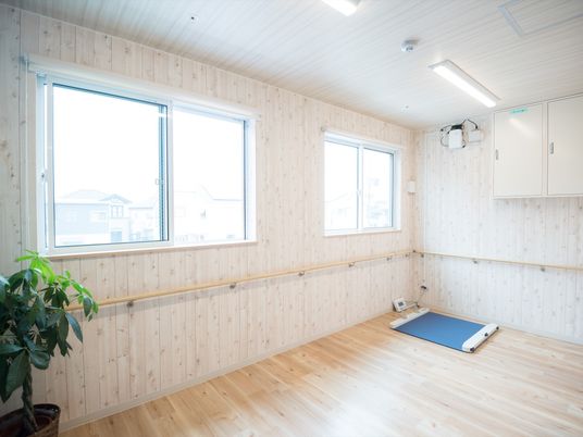 明るい木目調の居室