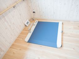 滑らかな床の機能訓練室