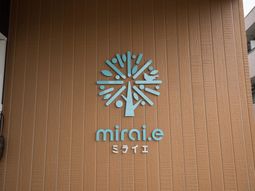 青いロゴの壁面装飾