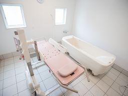 浴室のベッドとバスタブ