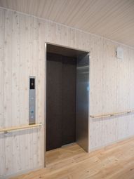 木目調エレベーターの出入口