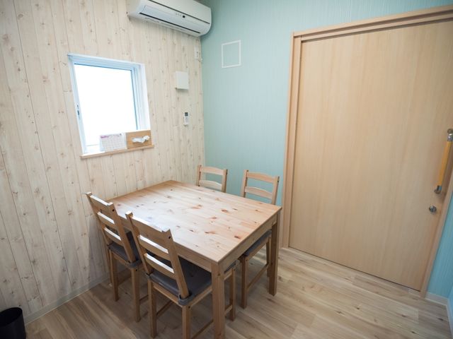 木目調の居室 共有スペース 木目調で統一されたあたたかみのある居室です。皆様が心地よく過ごせる空間をご提供いたします。