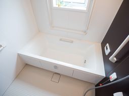 白と清潔感の浴室