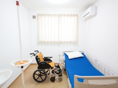 車椅子とベッドの部屋