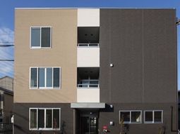 シンプルな建物の外観