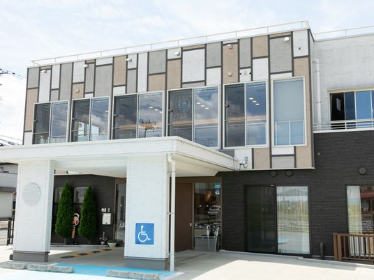 モダンな外観の施設