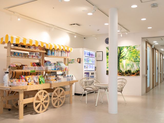 ゆったりとした売店の様子 売店 ゆったり座れる椅子の傍に、色とりどりの商品を並べた売店が設けられており、日常の買い物が楽しめます。