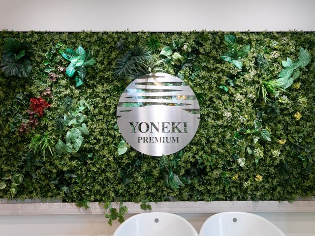 緑豊かな壁のロゴプレート ロビー 緑あふれる壁面にシンボルマークがあしらわれた空間。落ち着いた雰囲気で迎えてくれます。