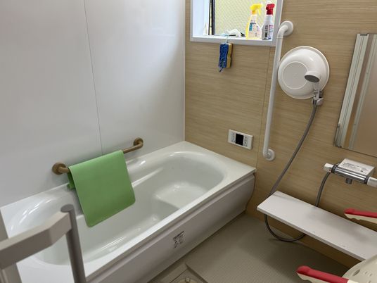 手すり付きの浴室