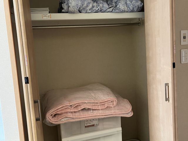 整然とした収納クローゼット クローゼット しっかり収納できるクローゼットがあり、職員が各種備品を整然と管理しやすい環境です。
