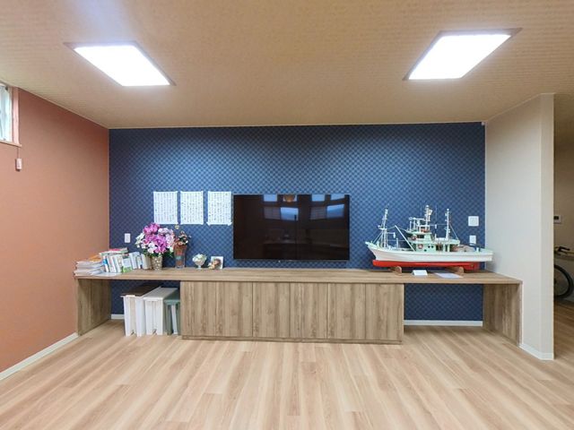 情報掲示と模型の部屋 掲示物 温かみのあるデザインの室内では、情報掲示と模型が目を引きます。すっきりと整理された空間です。