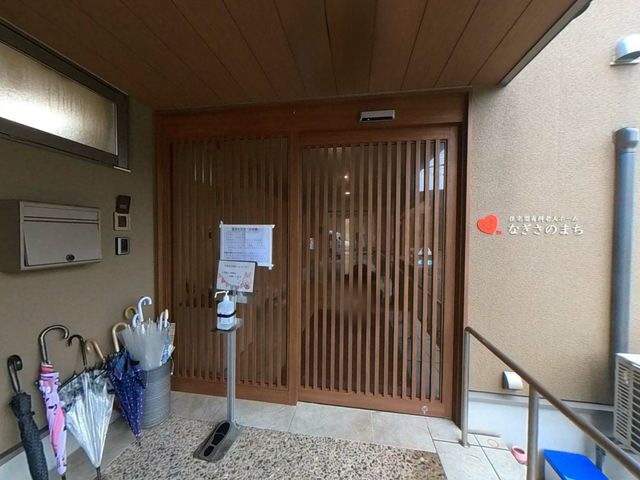 入口の風景 エントランス 雨天時も安心のエントランスで、傘立ても完備されています。スムーズな出入りが可能です。