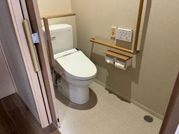 手すり付きトイレ