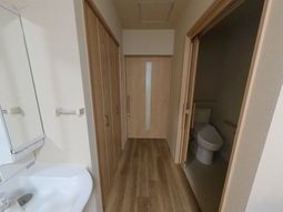 奥にトイレのある廊下