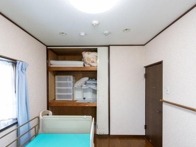 居室の清潔な空間 居室 ゆとりのある居室です。ベッドと収納スペースが備えられ、快適な生活が送れます。