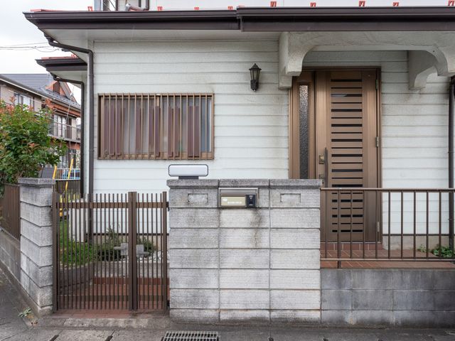 アクセス良好なエントランス エントランス 手すり付きのエントランスを備え、安全性を配慮した落ち着いた雰囲気が感じられます。