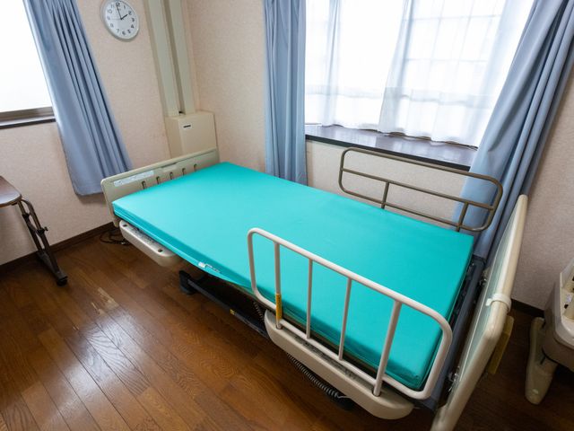 広々とした洋室 居室 手すり付きの床から天井までの大きな窓が特徴の居室です。明るく快適な空間でゆったりとお過ごしいただけます。