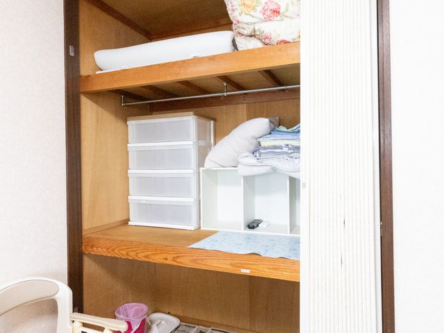 収納付きトイレ空間 クローゼット 手すりと広々とした棚が設置された清潔感のあるトイレです。安心してお使いいただける設計となっております。