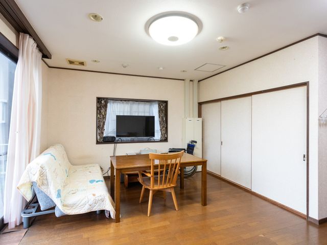 和やかな居室空間 居室 天井が高く開放的な居室です。柔らかな光が差し込む空間で、ゆったりと過ごせそうです。