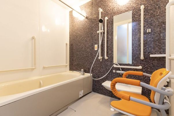 安全な設備の浴室