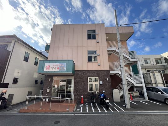 ピンク色の建物の外観